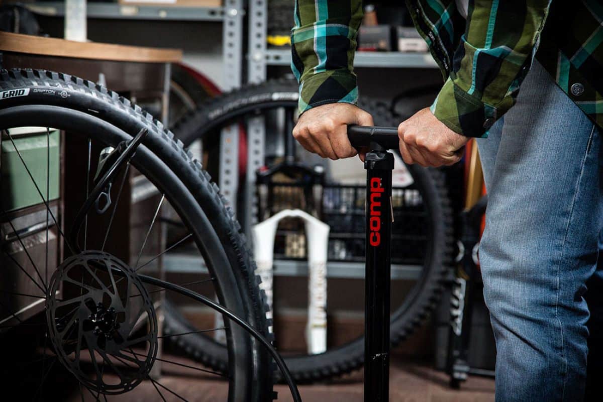 Cómo arreglar un pinchazo en una bicicleta eléctrica